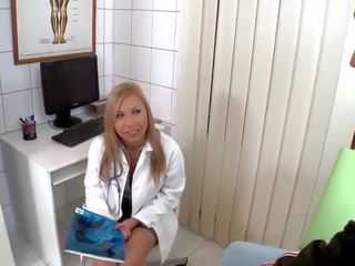 Excellent Teen medical person Jessy Brown Kneels Down to Provide Clinic magnificence Hole Blowjob